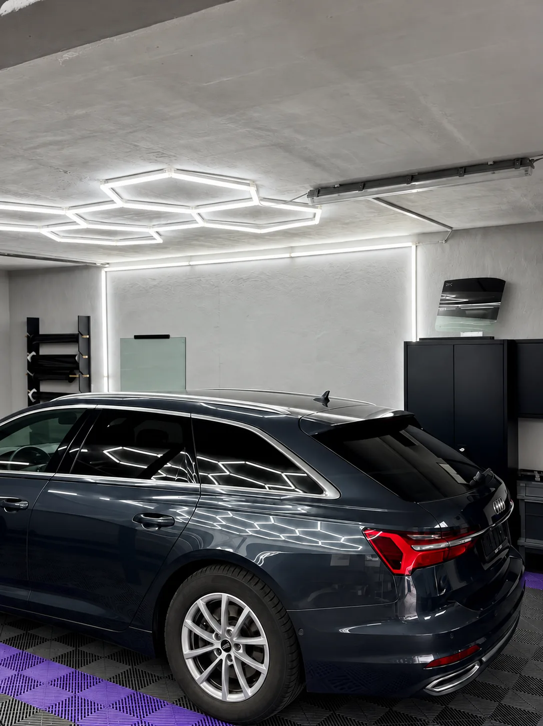 Audi nach Scheibentönung mit dunklen hinteren Seitenscheiben