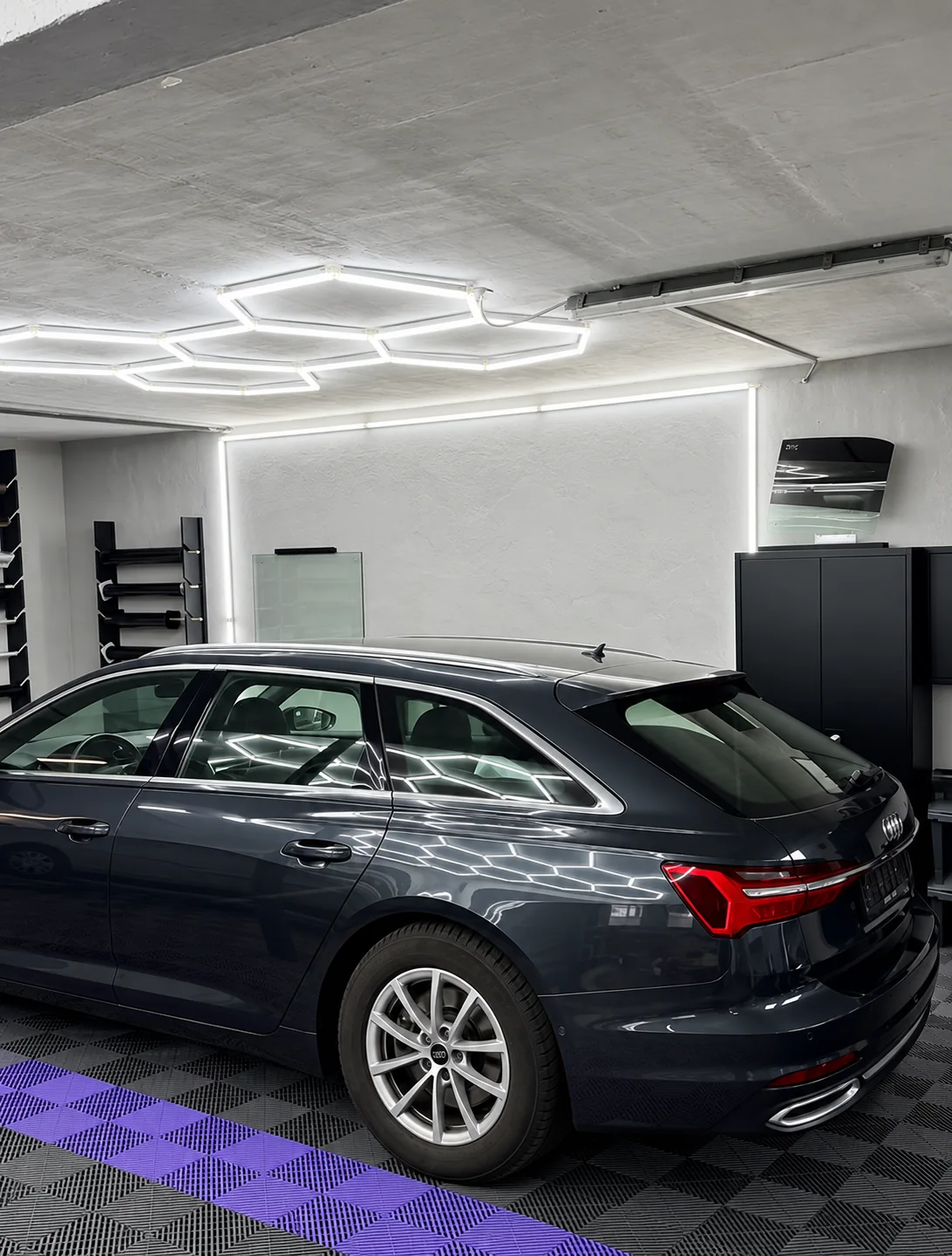 Audi vor der Scheibentönung mit klaren hinteren Seitenscheiben
