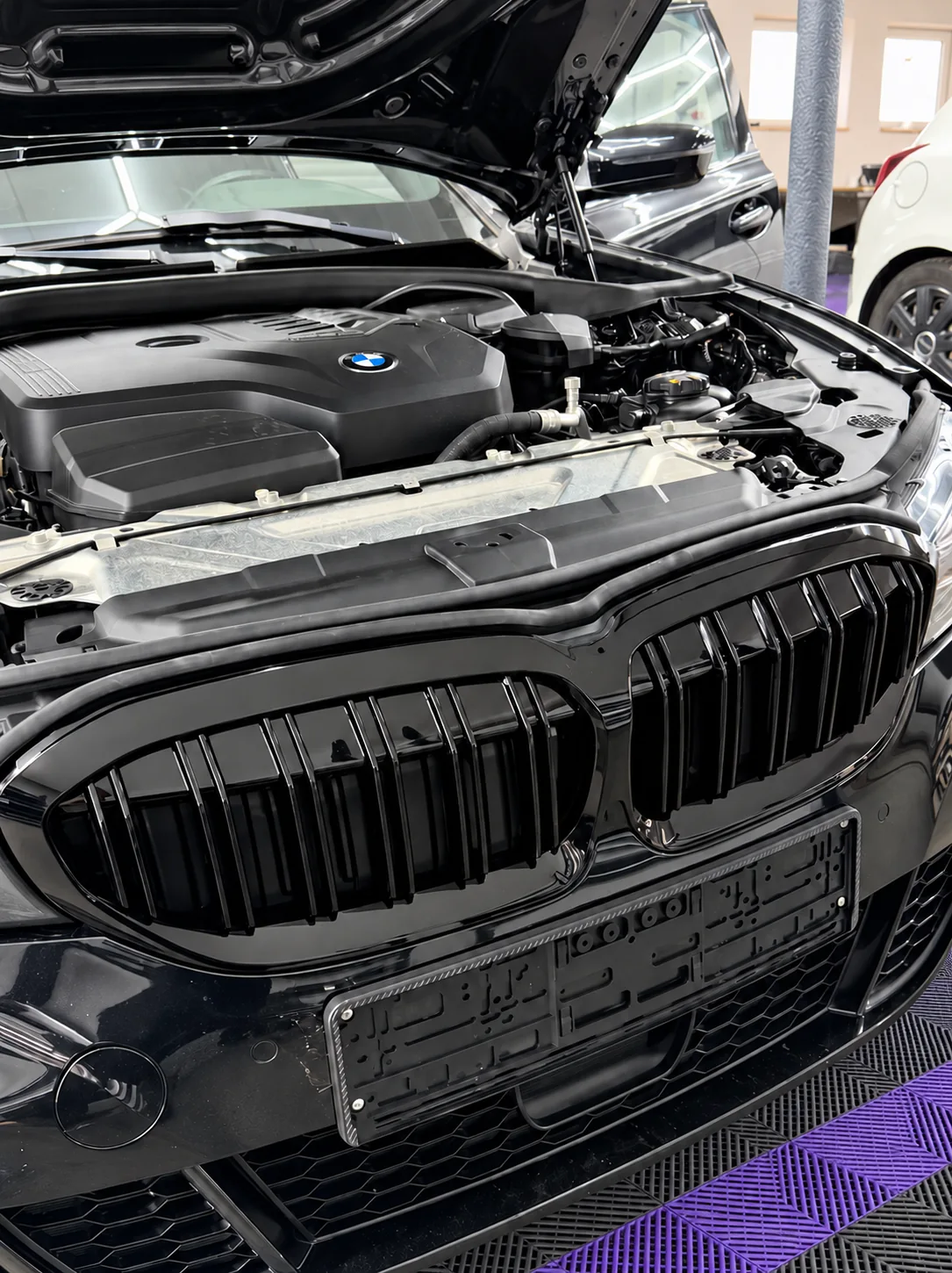 BMW-Kühlergrill nach der Teilfolierung mit glänzend schwarzen Einfassungen