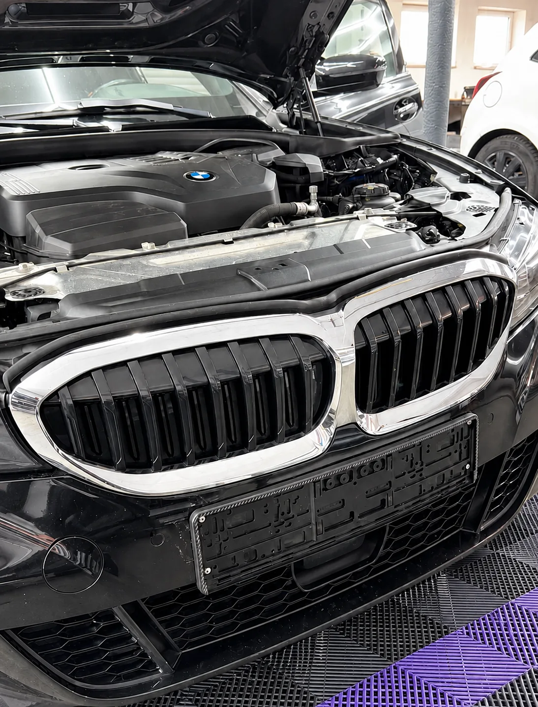 BMW-Kühlergrill vor der Teilfolierung mit verchromten Einfassungen