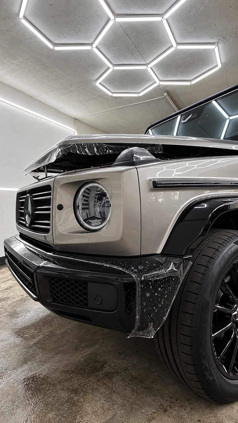 Mercedes-Benz G-Klasse bei der Verarbeitung transparenter Lackschutzfolie am Frontbereich