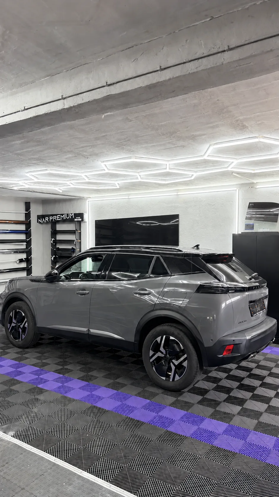 Peugeot 2008 in Grau vor der Vollfolierung