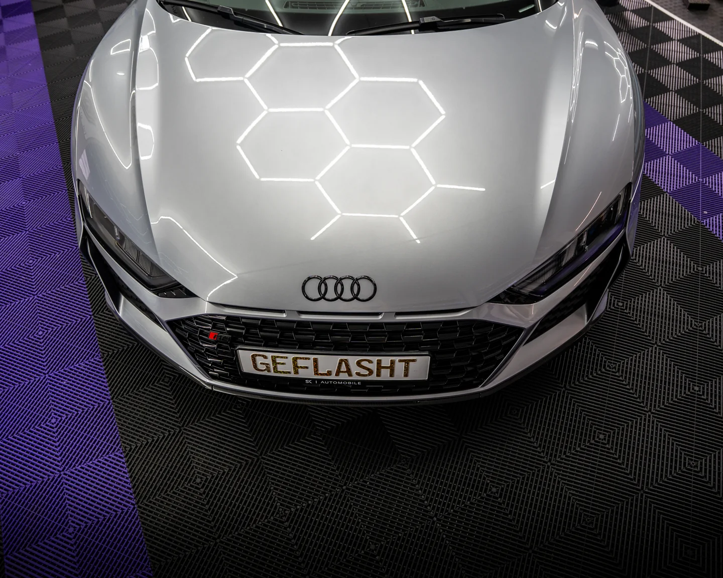 Audi R8 mit transparenter Lackschutzfolie auf der Motorhaube